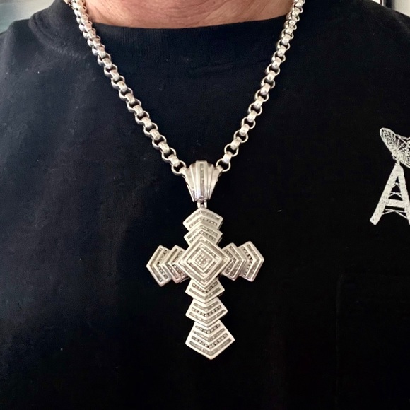 10K GOLD DIAMOND CLUSTER CROSS PENDANT necklace - Picture 2 of 11